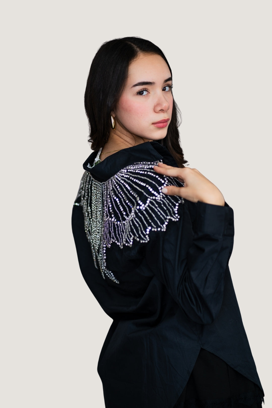 Camiseta de Botones con Cuello Clásico y Estoperoles Plateados Negra